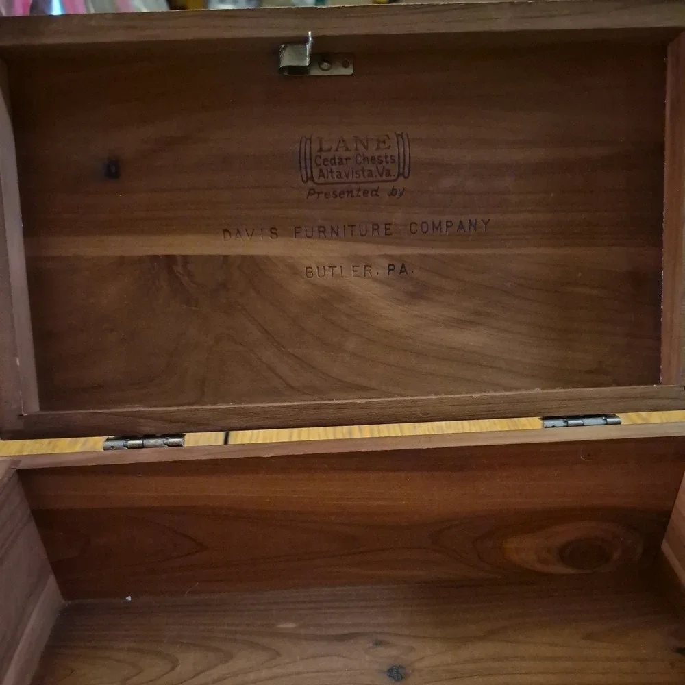VINTAGE LANE MINI KEEPSAKE CEDAR CHEST Davis furniture butler pa