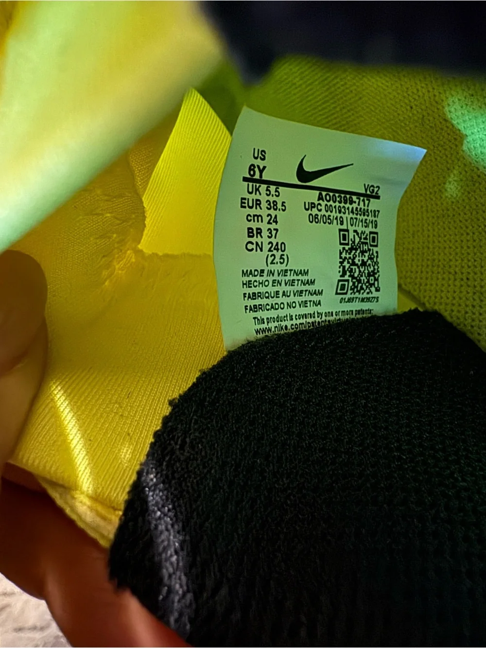Nike Phantom Venom Club IC Indoor Soccer Shoes – Volt/Obsidian – Youth 6Y