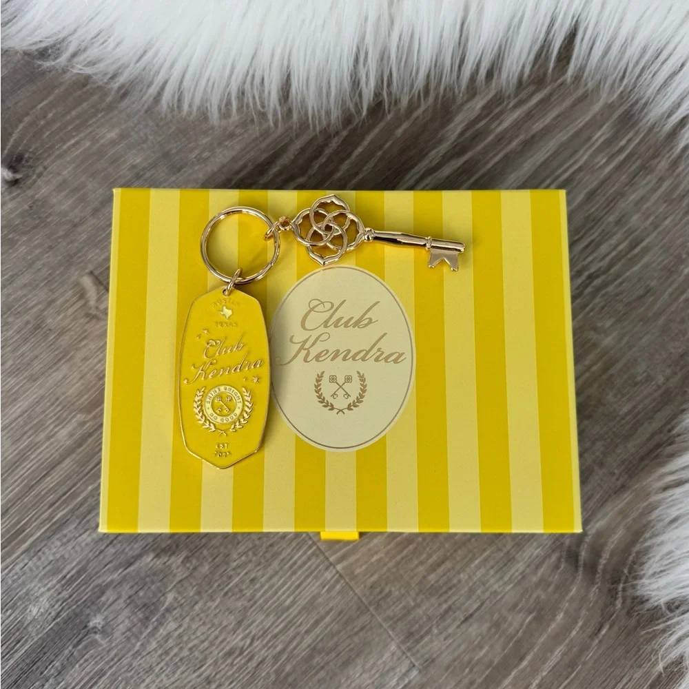 💛 KENDRA SCOTT New Exclusive Club Kendra Yellow Keychain with Box