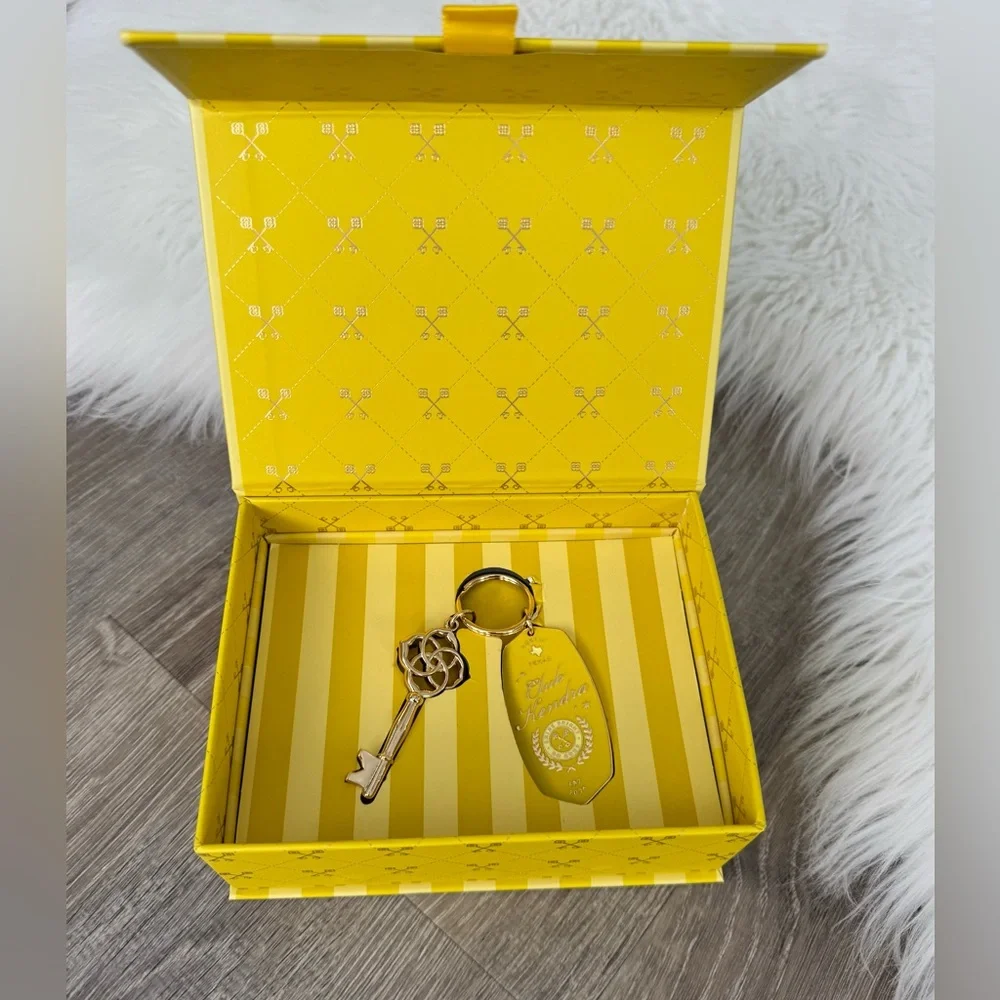 💛 KENDRA SCOTT New Exclusive Club Kendra Yellow Keychain with Box