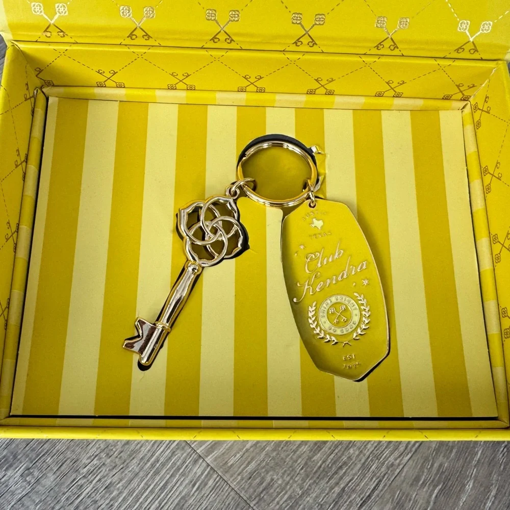 💛 KENDRA SCOTT New Exclusive Club Kendra Yellow Keychain with Box
