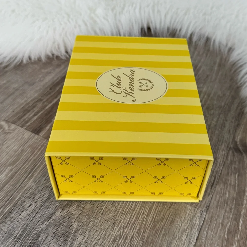 💛 KENDRA SCOTT New Exclusive Club Kendra Yellow Keychain with Box