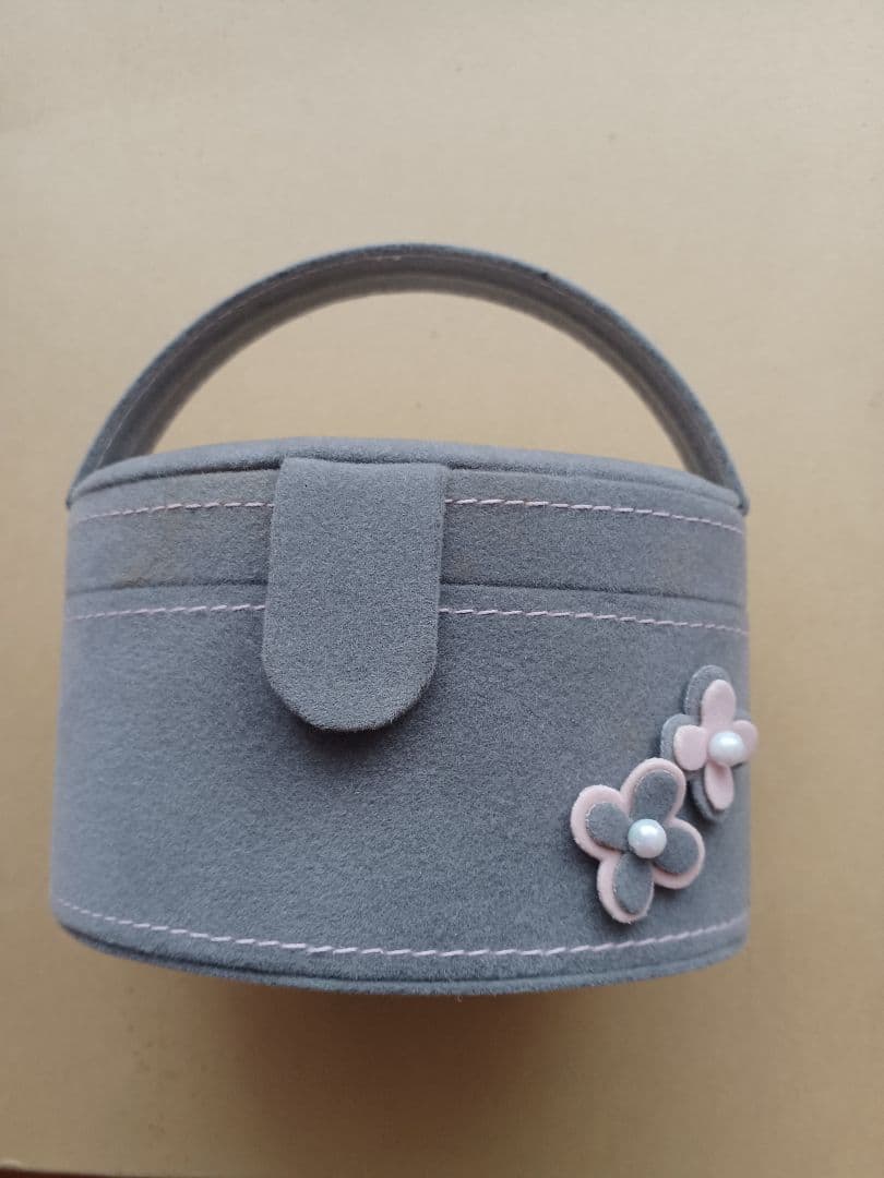 Gray floral motif accessory case
